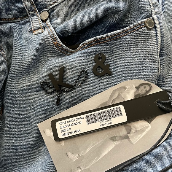 Klassic Jenner Mid-Rise Jesns - Picture 2 of 5